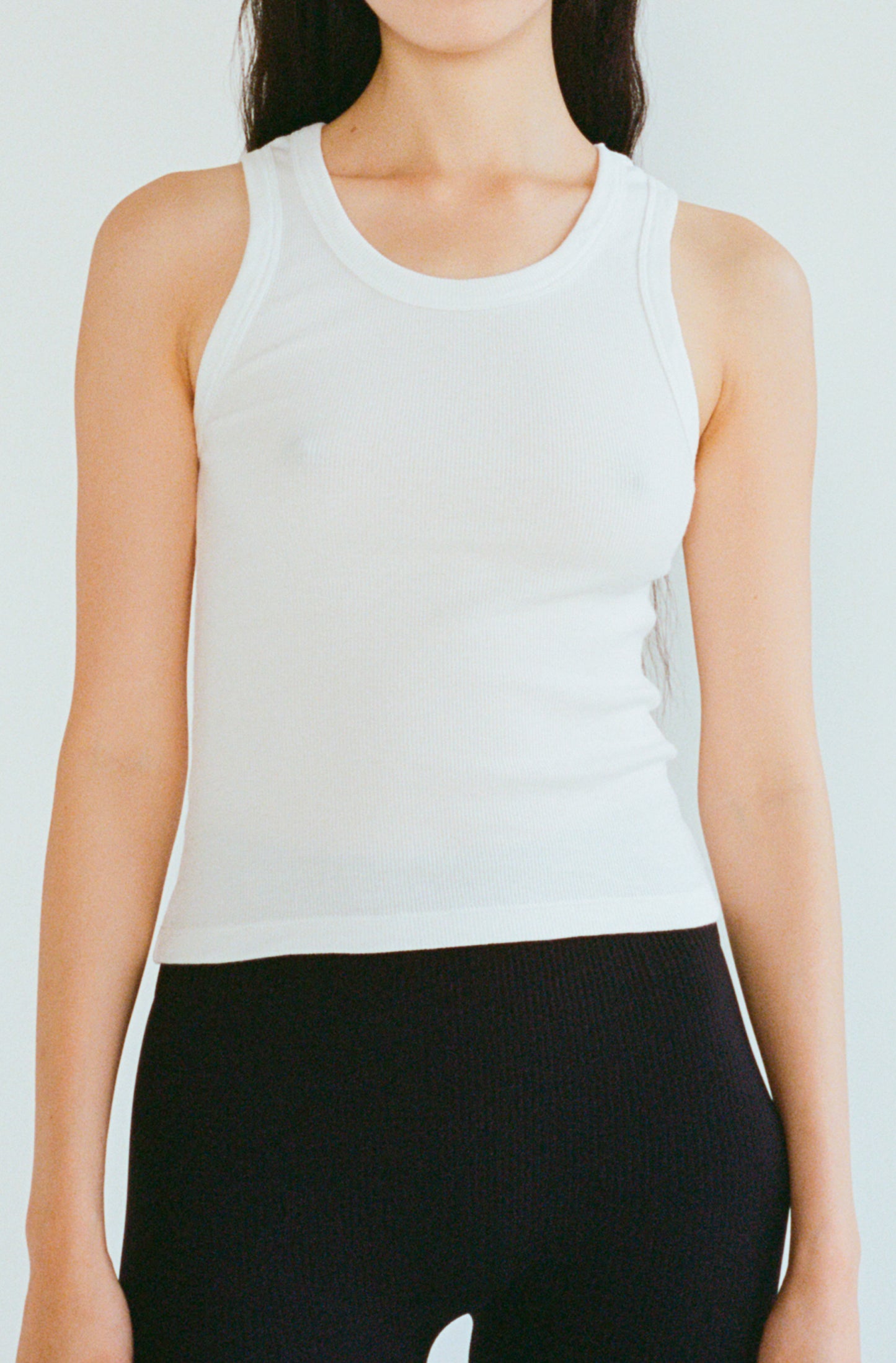 Le débardeur blanc en coton bio coupe femme près du corps OMEAR, vue portée de face