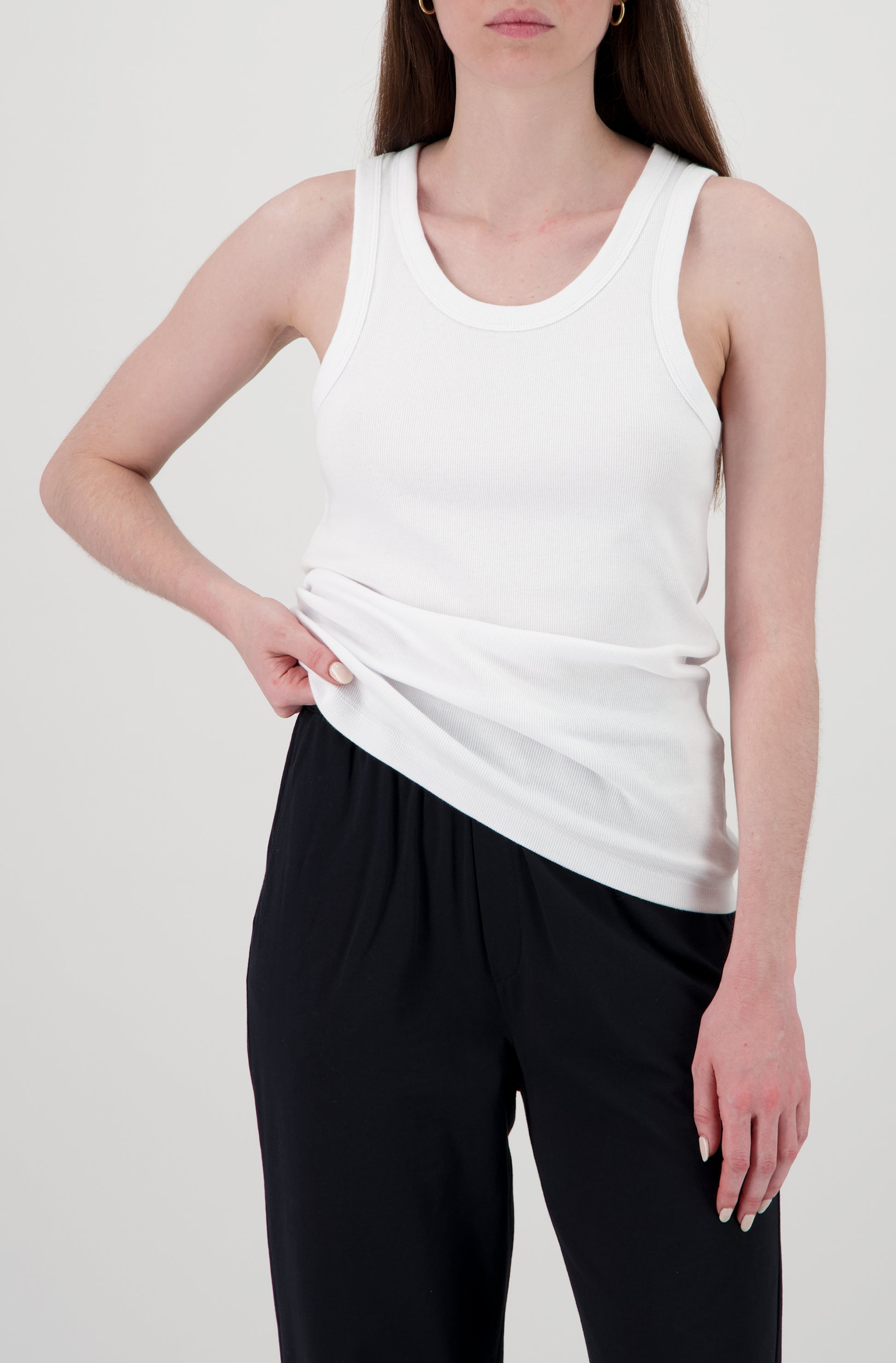 Le débardeur large blanc pour femme et homme en coton côtelé bio OMEAR, porté femme de face