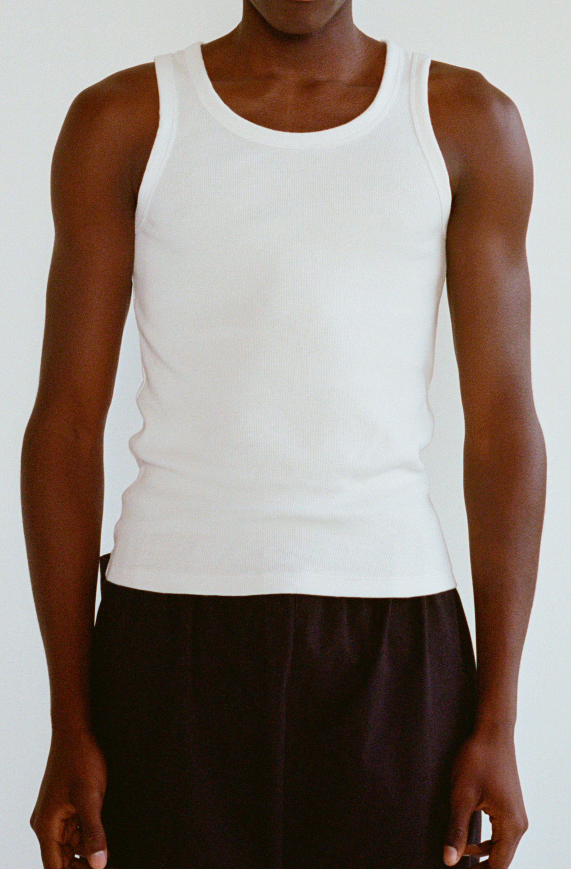 Le débardeur large blanc pour femme et homme en coton côtelé bio OMEAR, porté homme de face