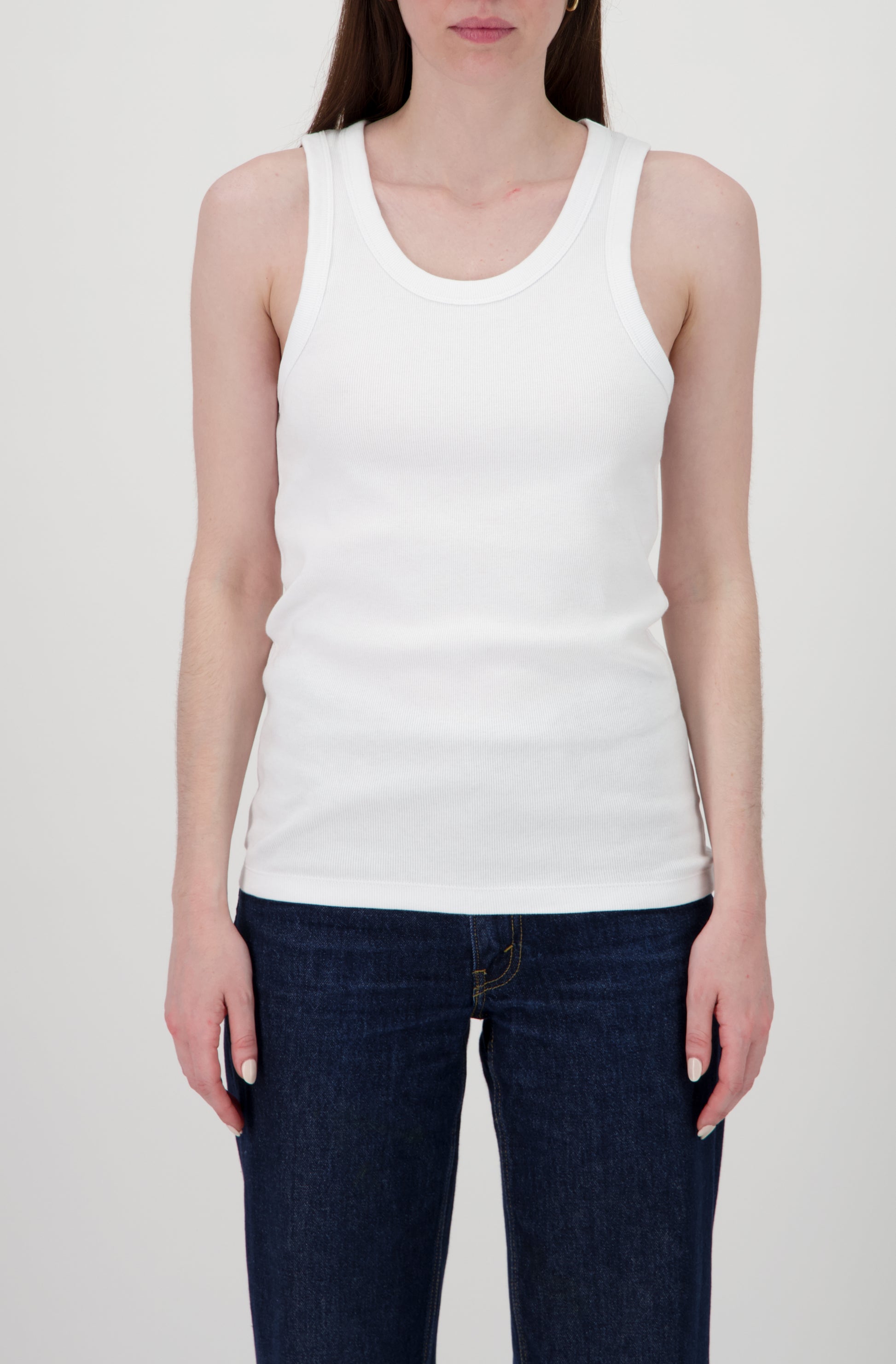 Le débardeur large blanc pour homme et femme en coton côtelé bio OMEAR, porté femme de face