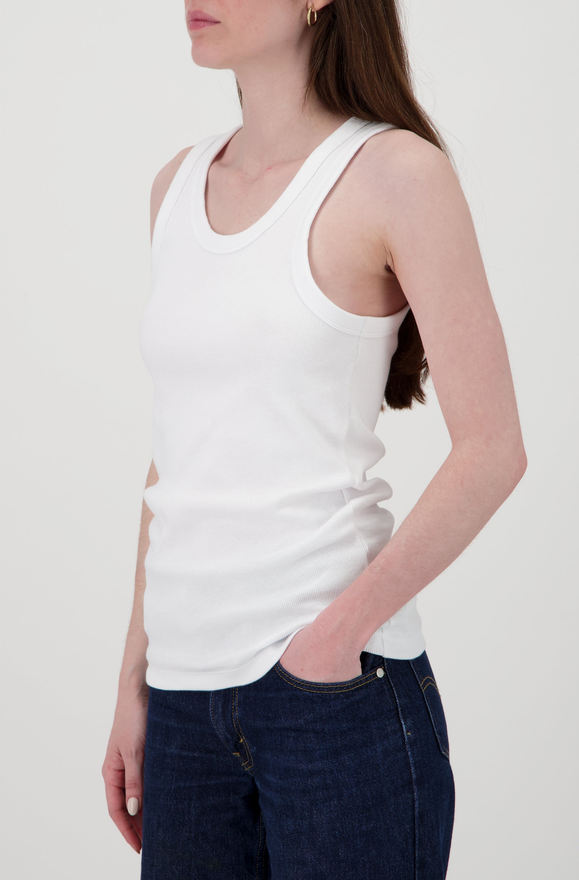 Le débardeur large blanc pour homme et femme en coton côtelé bio OMEAR, porté femme de trois-quarts