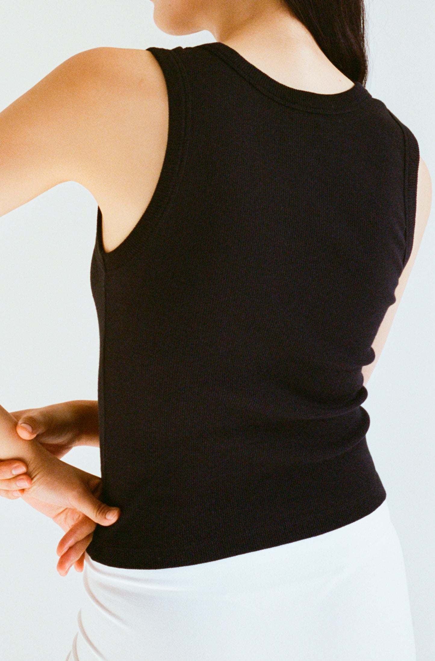 Le débardeur noir en coton bio pour femme coupe près du corps OMEAR, vue portée de dos