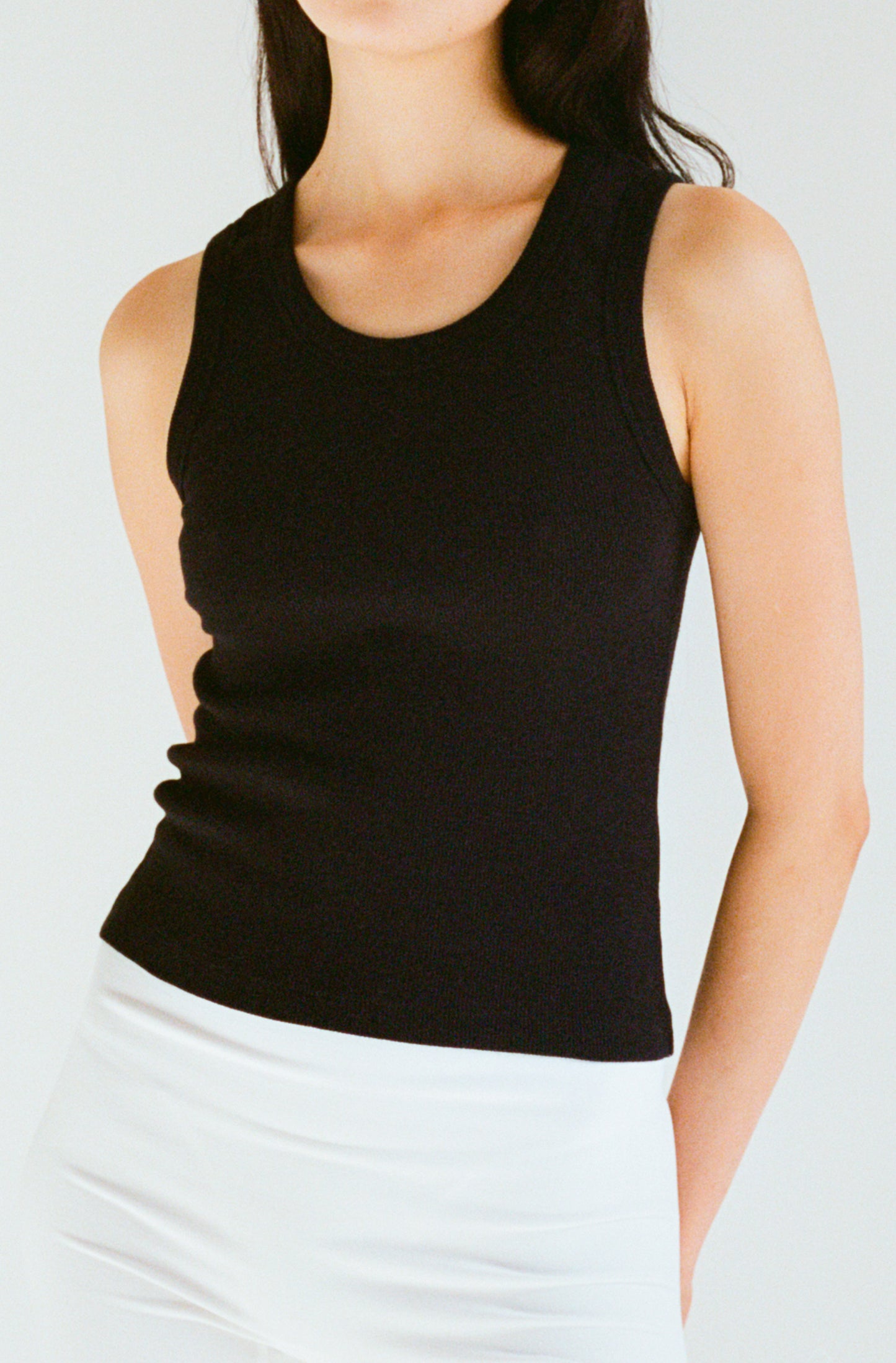 Le débardeur noir pour femme en coton bio coupe près du corps OMEAR, vue portée de face