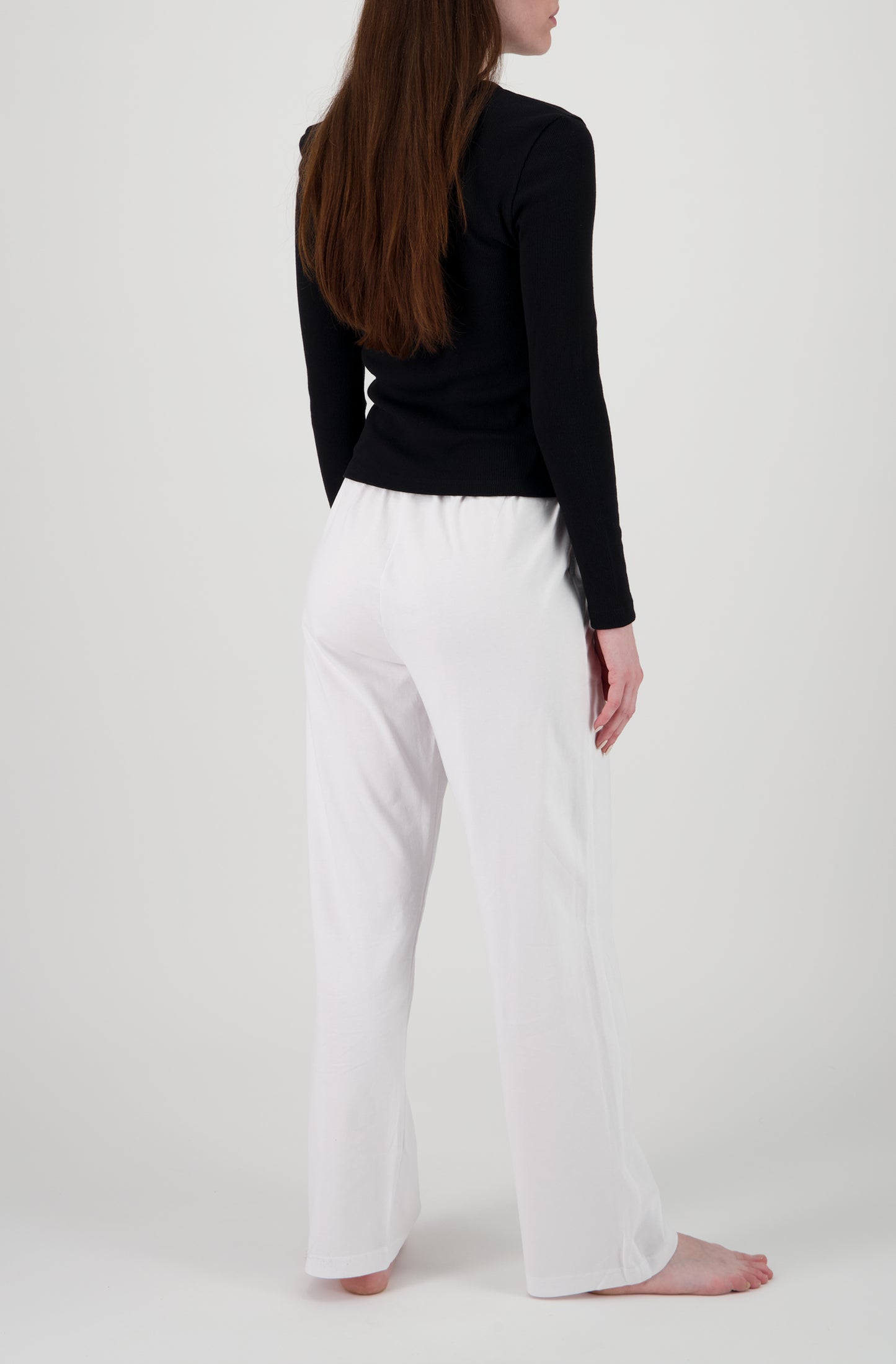 Le pantalon blanc de jour et de nuit en coton bio pour femme OMEAR, vue de trois-quarts dos