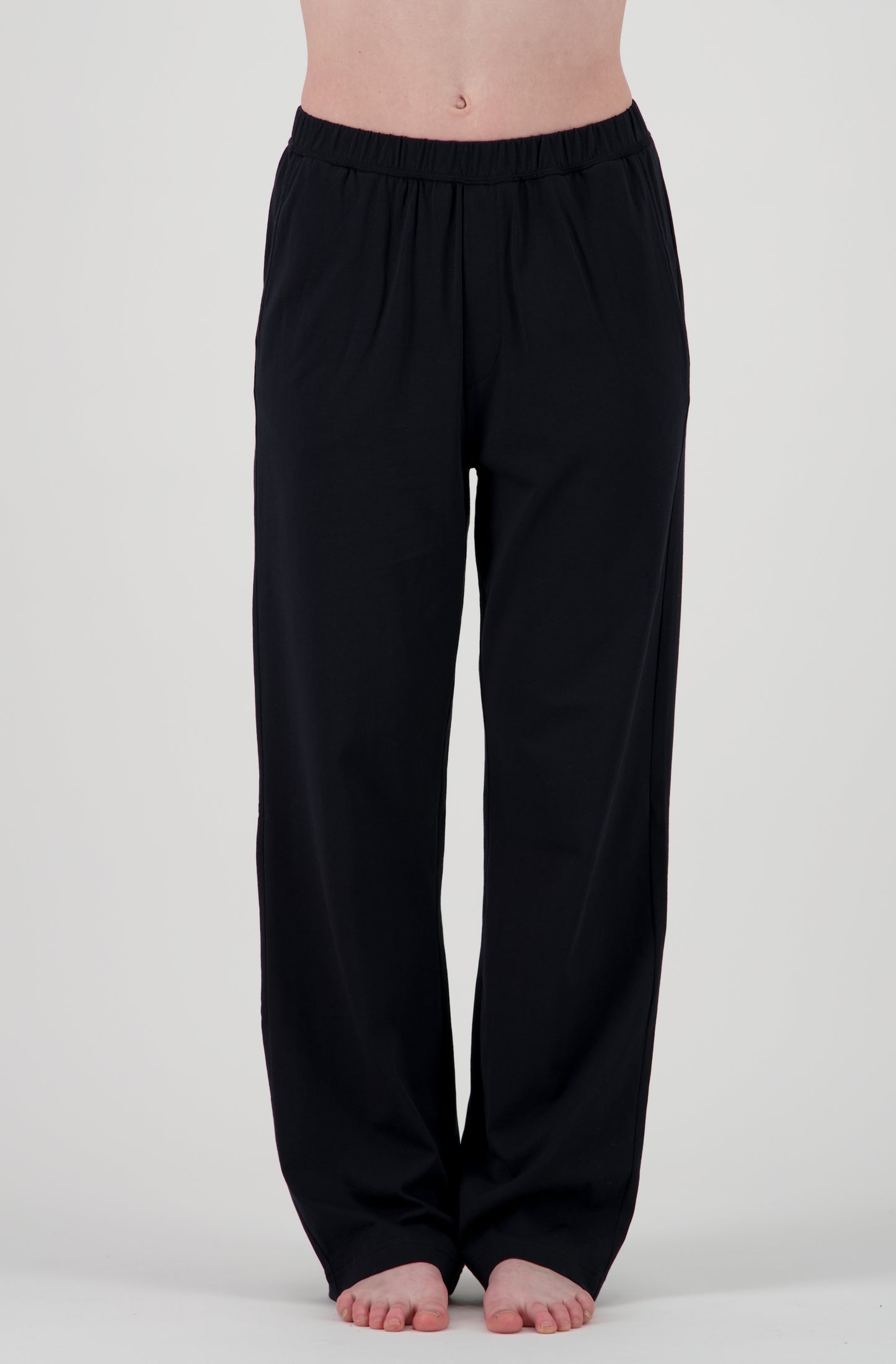 Le pantalon noir de jour et de nuit en coton bio pour femme OMEAR, vue de face, taille élastique