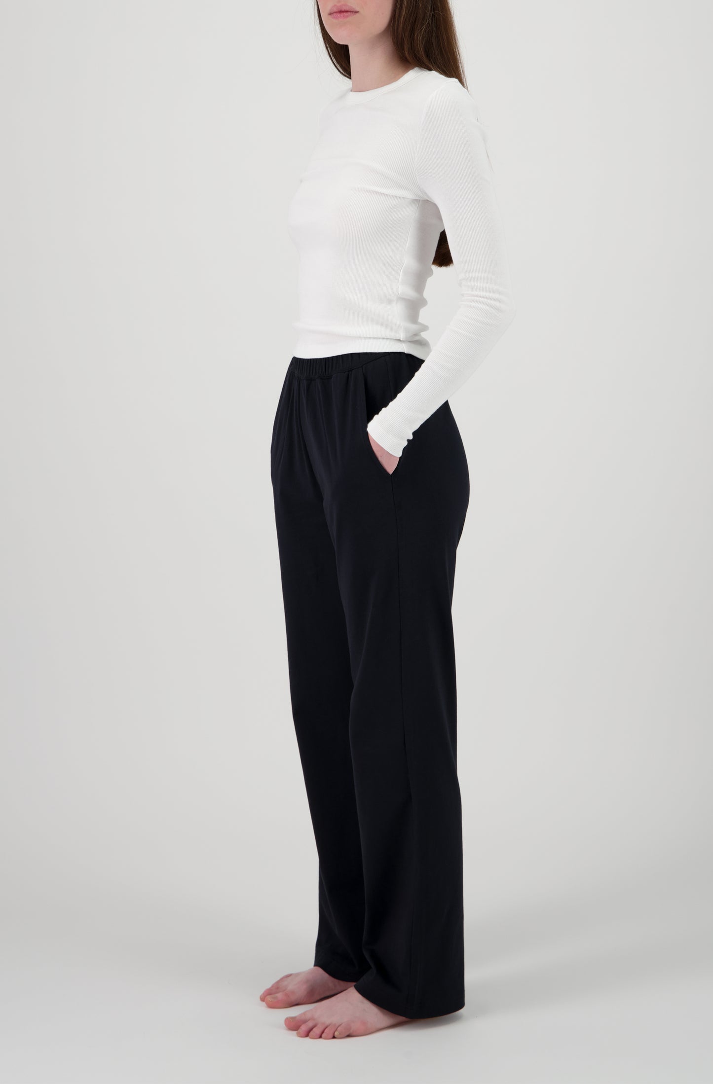 Le pantalon noir de jour et de nuit en coton bio pour femme OMEAR, vue de trois-quarts