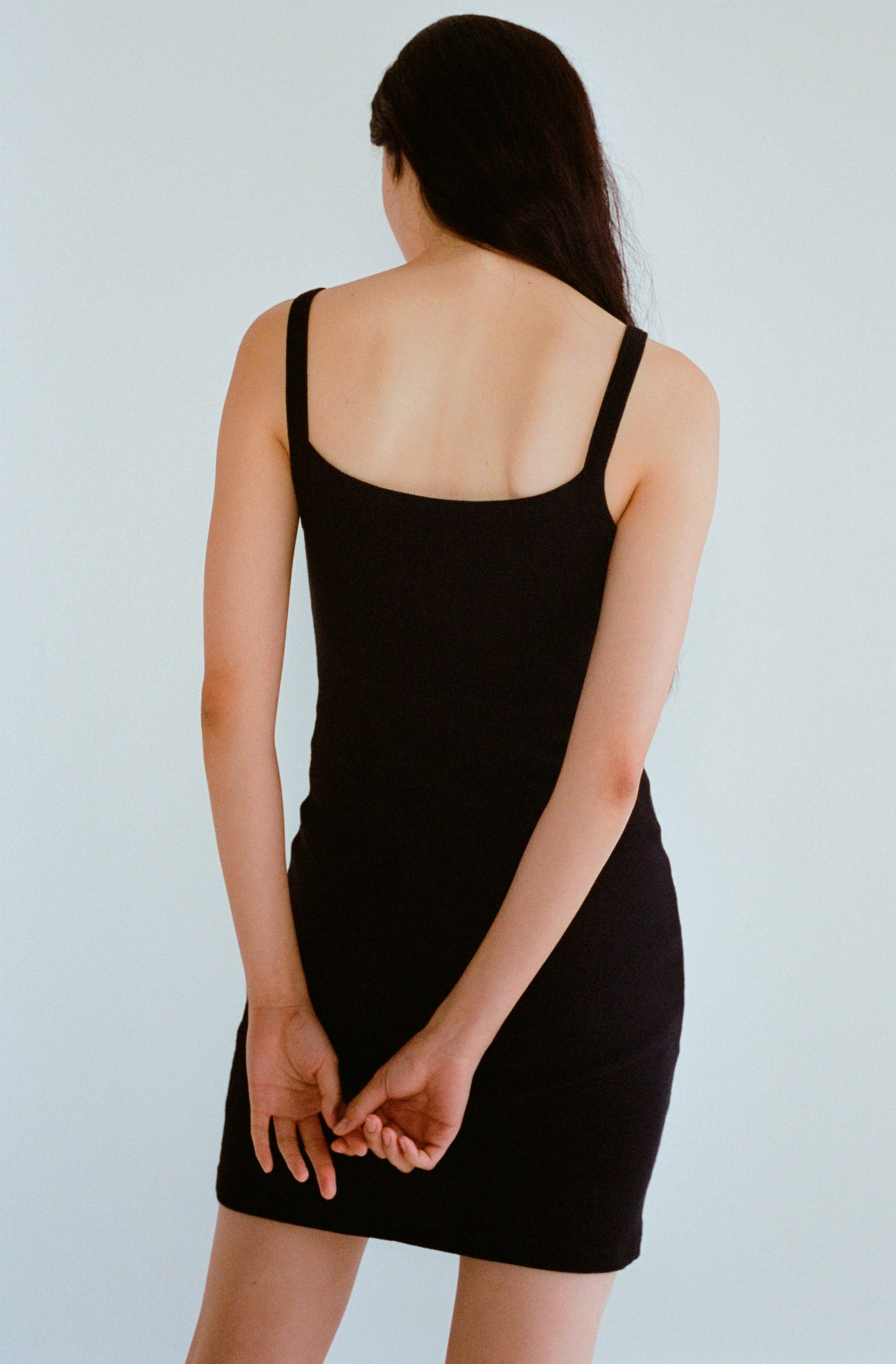 Robe à fines bretelles en coton côtelé bio stretch pour femme OMEAR portée, vue de dos