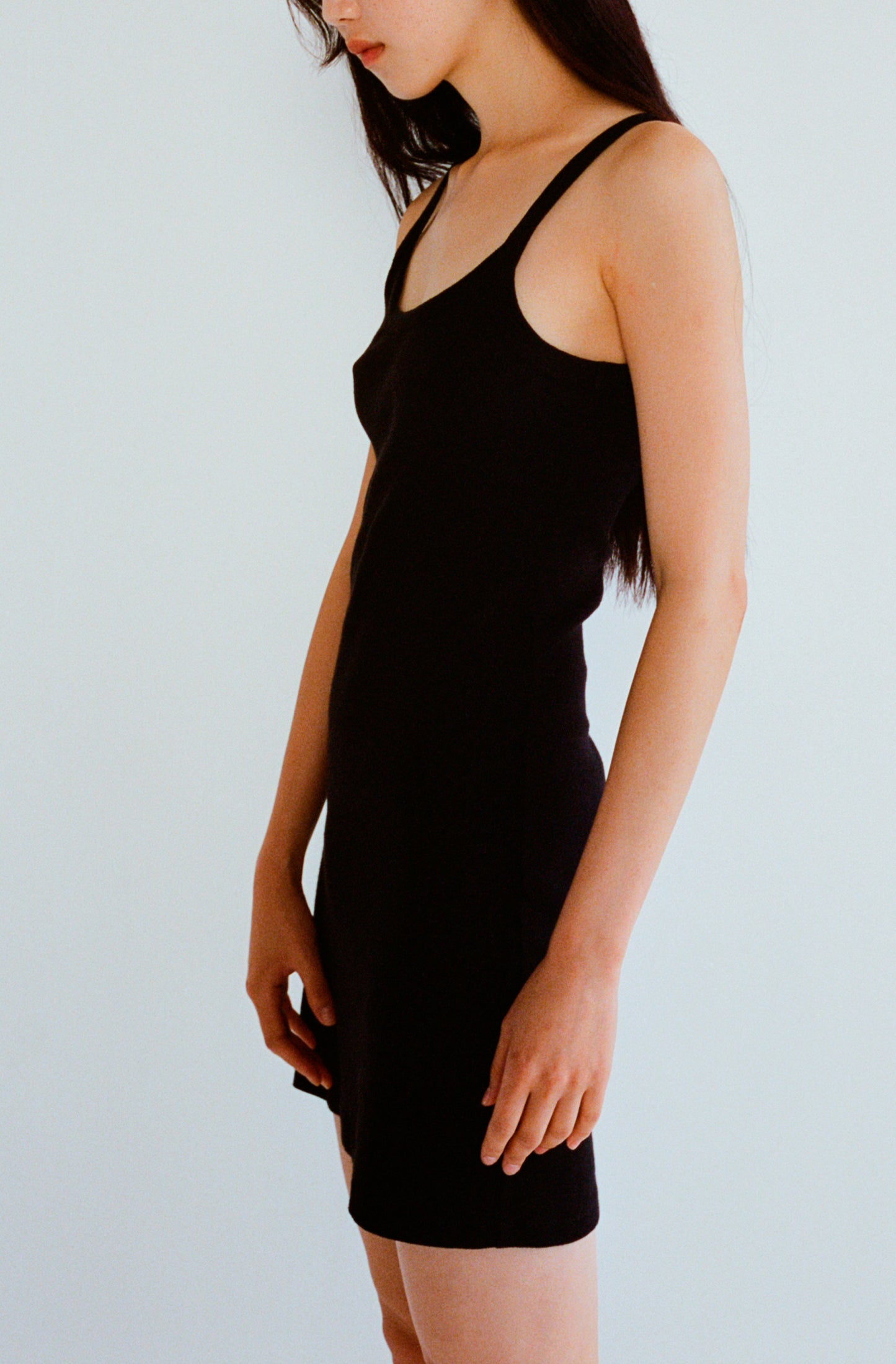 Robe à fines bretelles en coton côtelé bio pour femme OMEAR, vue portée