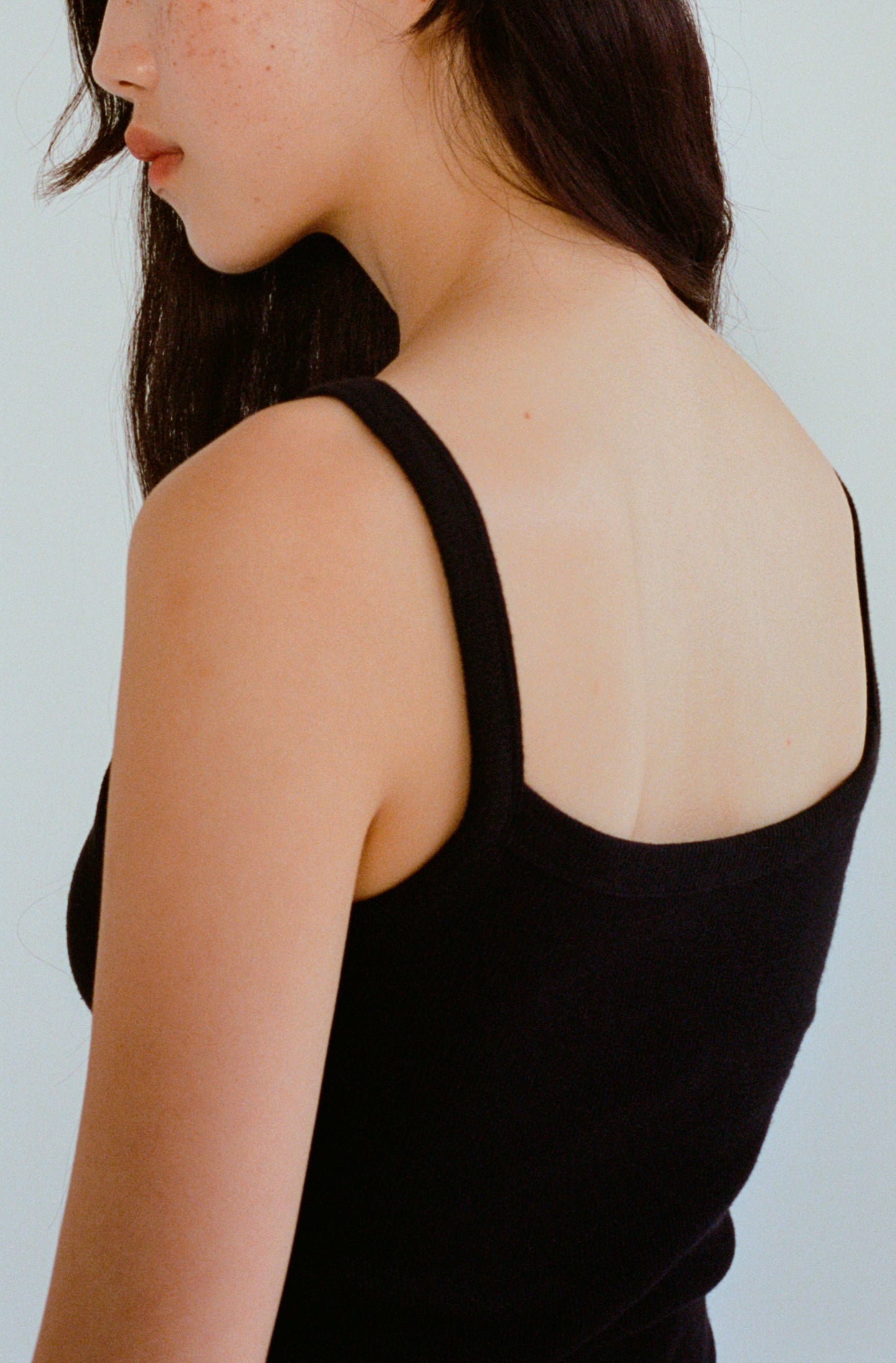 Robe courte à fines bretelles en coton bio stretch pour femme OMEAR portée, vue de trois-quarts
