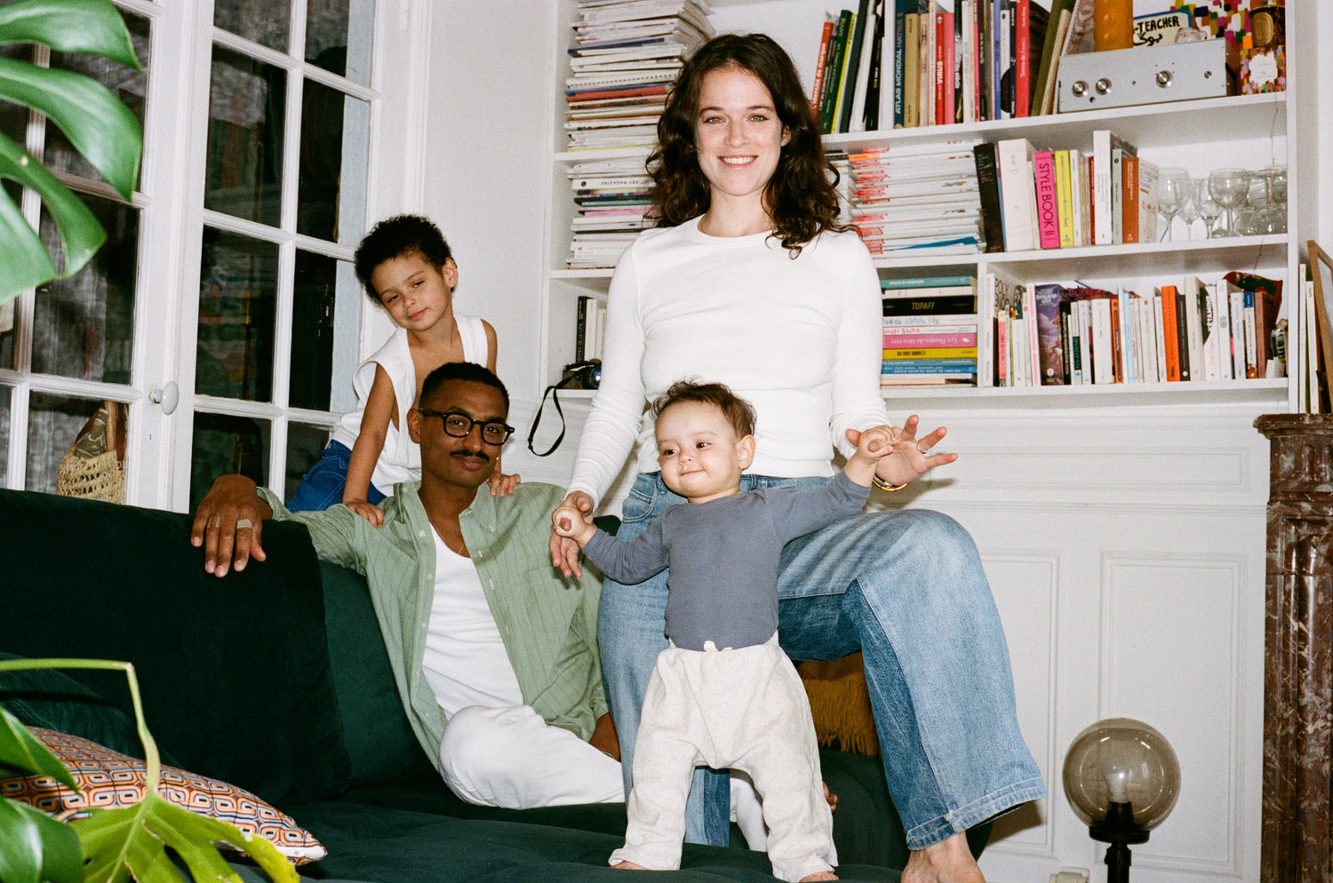 Sarah, Georges, Eli et Ava portent les basiques OMEAR, photographiés chez eux par Estelle Rancurel