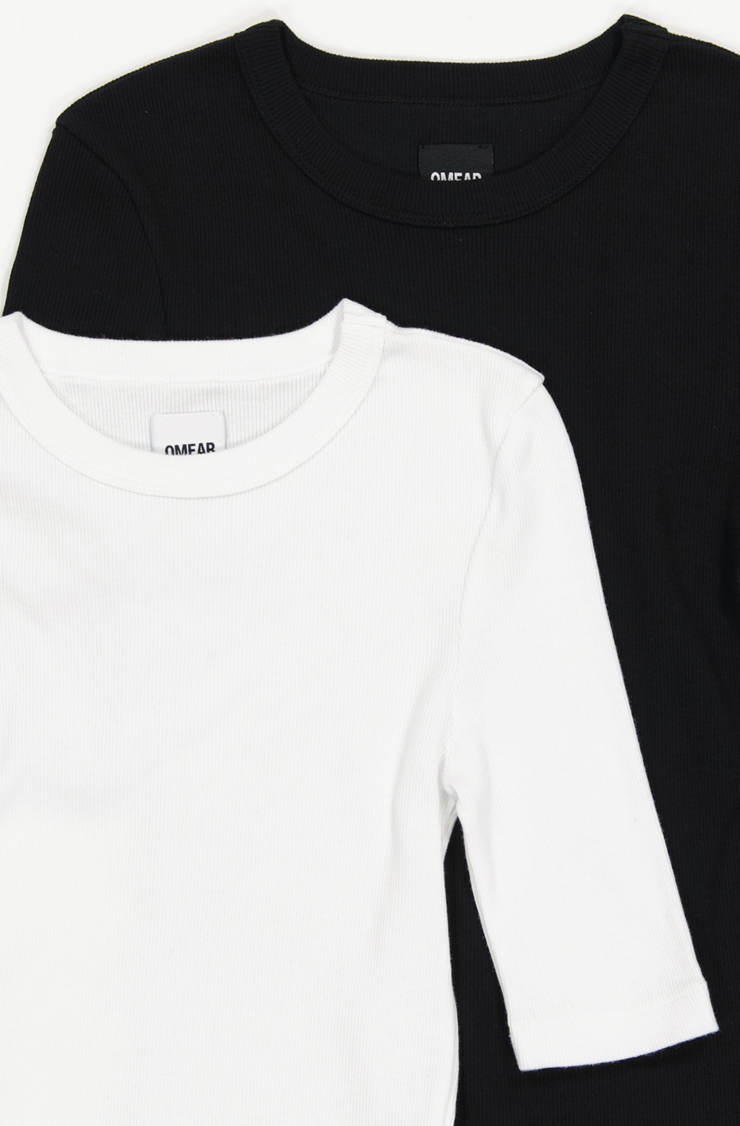 Le lot de 2 t-shirts à manches 3/4 en coton côtelé organique pour femme OMEAR, en noir et en blanc, vue détaillée de l'encolure doublée