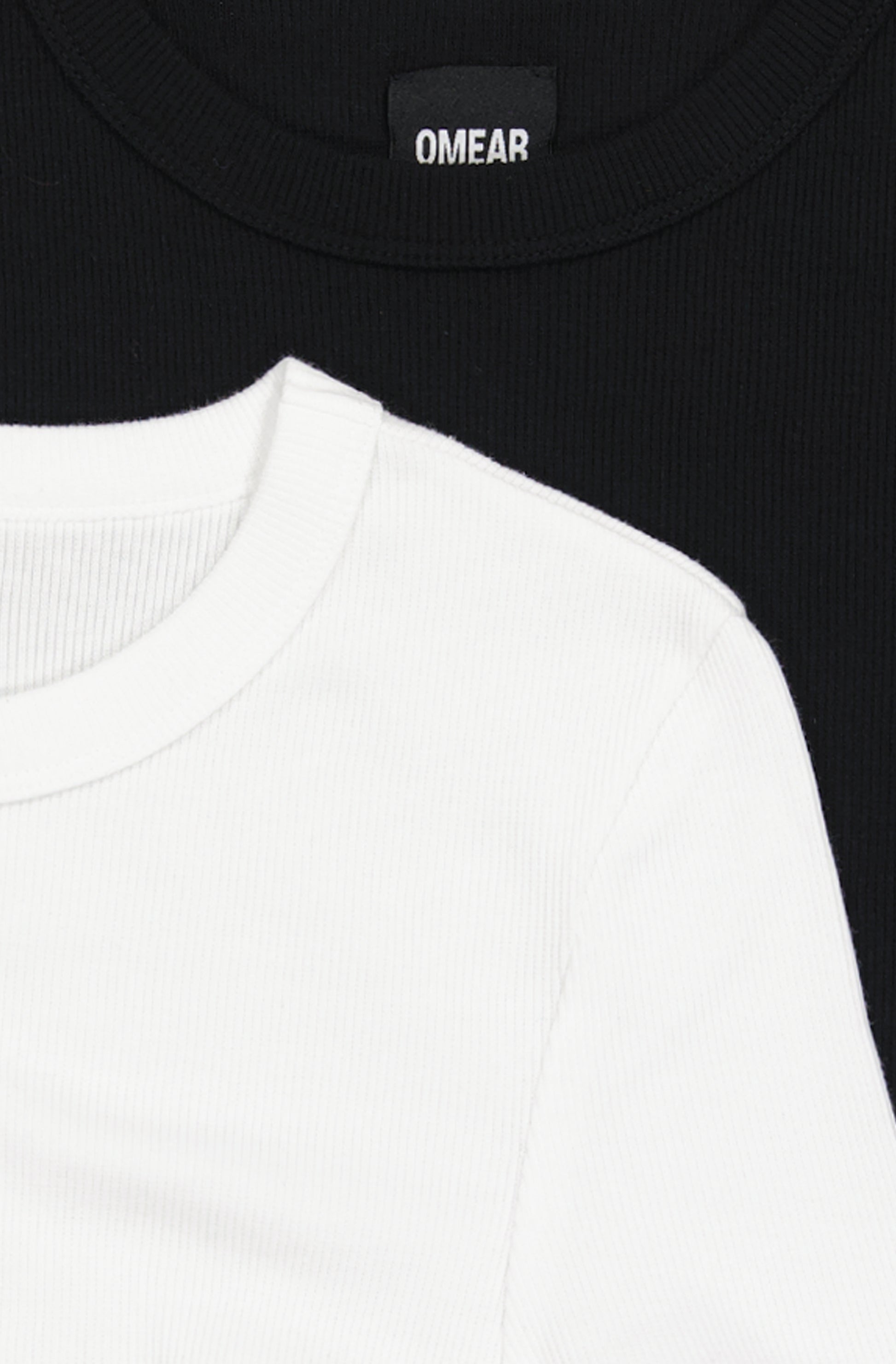 Le lot de 2 t-shirts manches courtes femme en coton côtelé OMEAR, en noir et en blanc, vue détaillée de l'encolure doublée