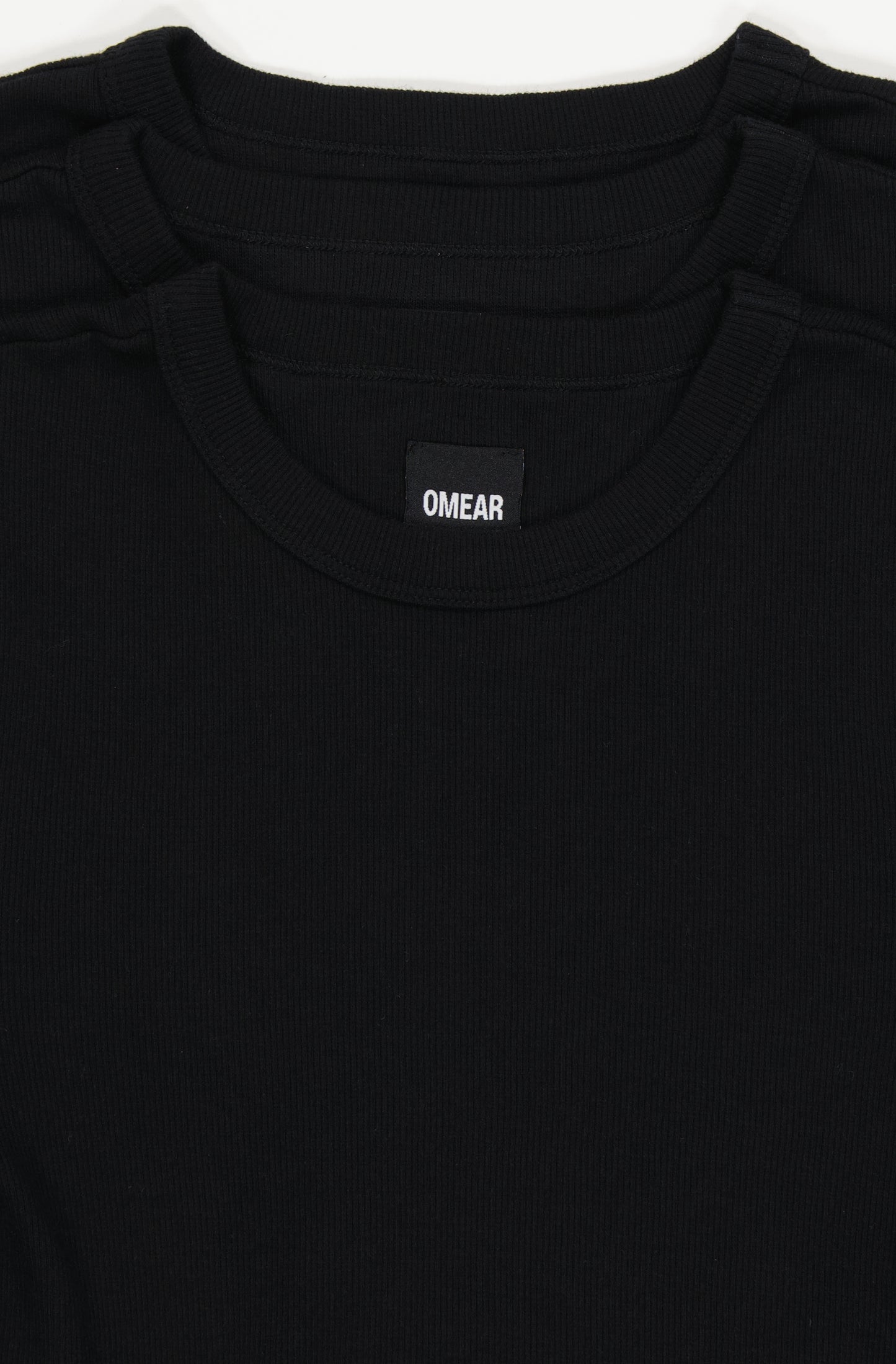 Le lot de 2 t-shirts à manches longues en coton côtelé bio pour femme OMEAR, en noir, vue détaillée de l'encolure doublée