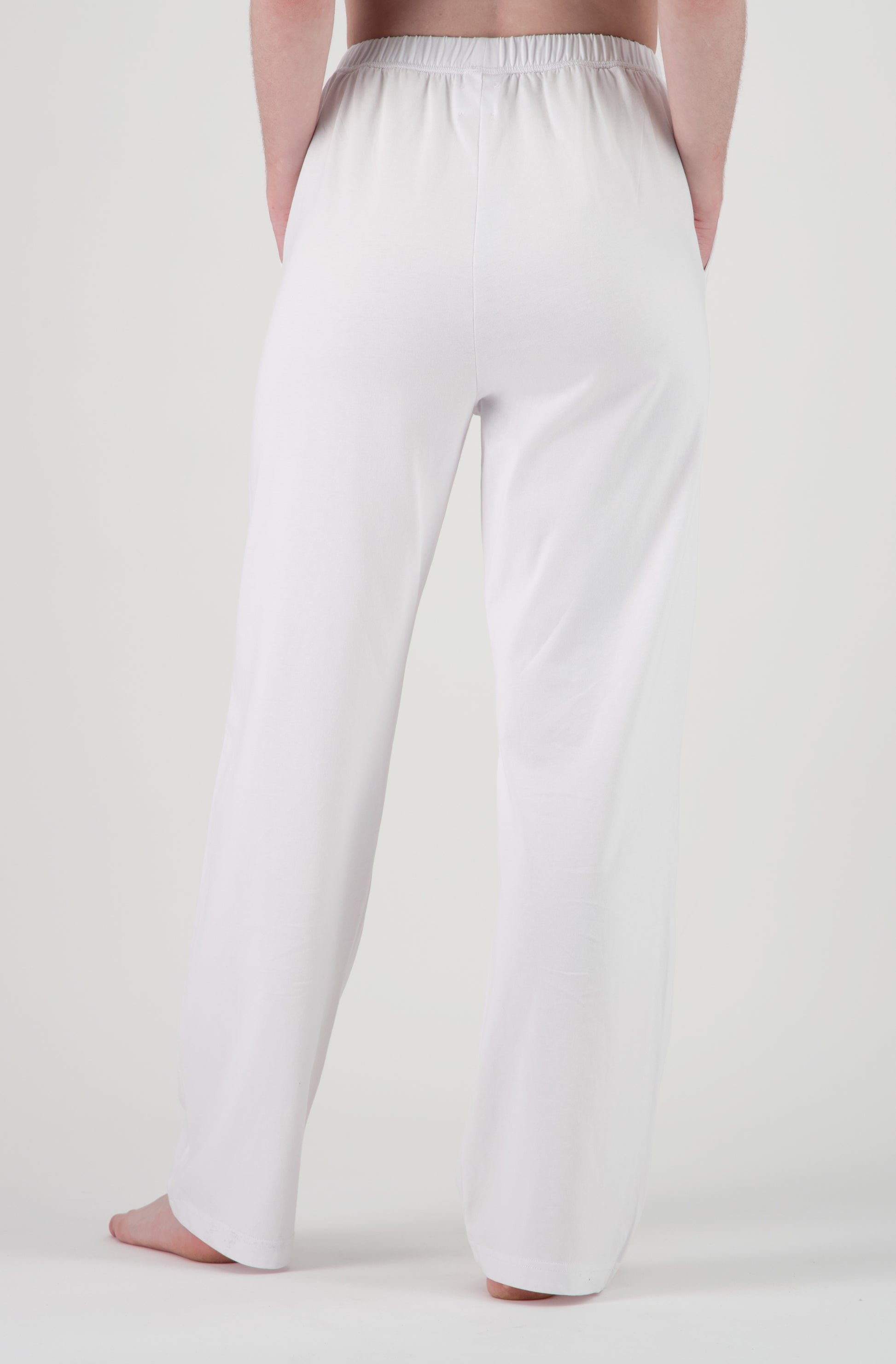 Le pantalon blanc de jour et de nuit en coton bio pour femme OMEAR, vue de dos, taille élastique