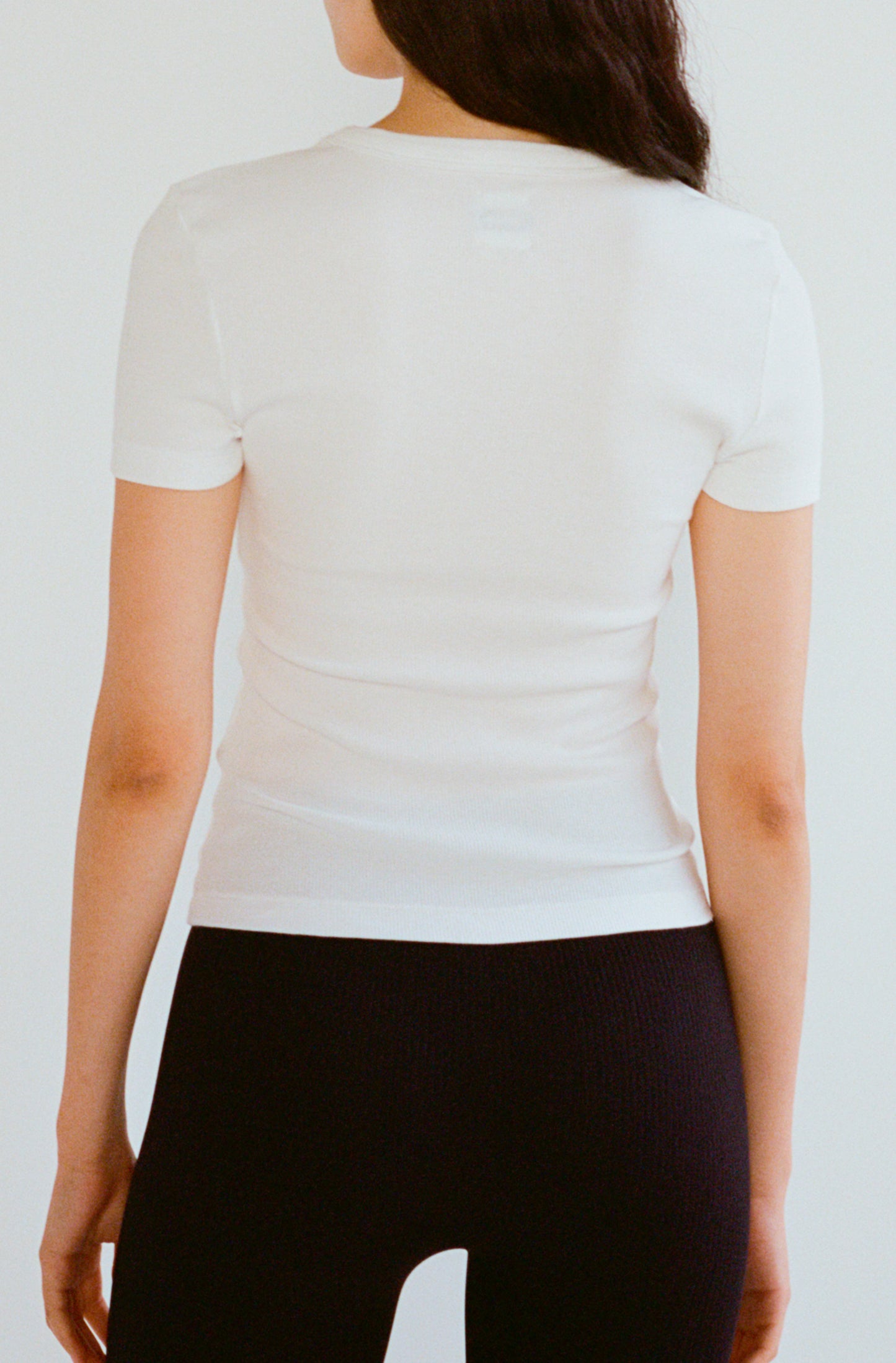 Le t-shirt à manches courtes blanc pour femme en coton côtelé bio OMEAR, vue portée de dos