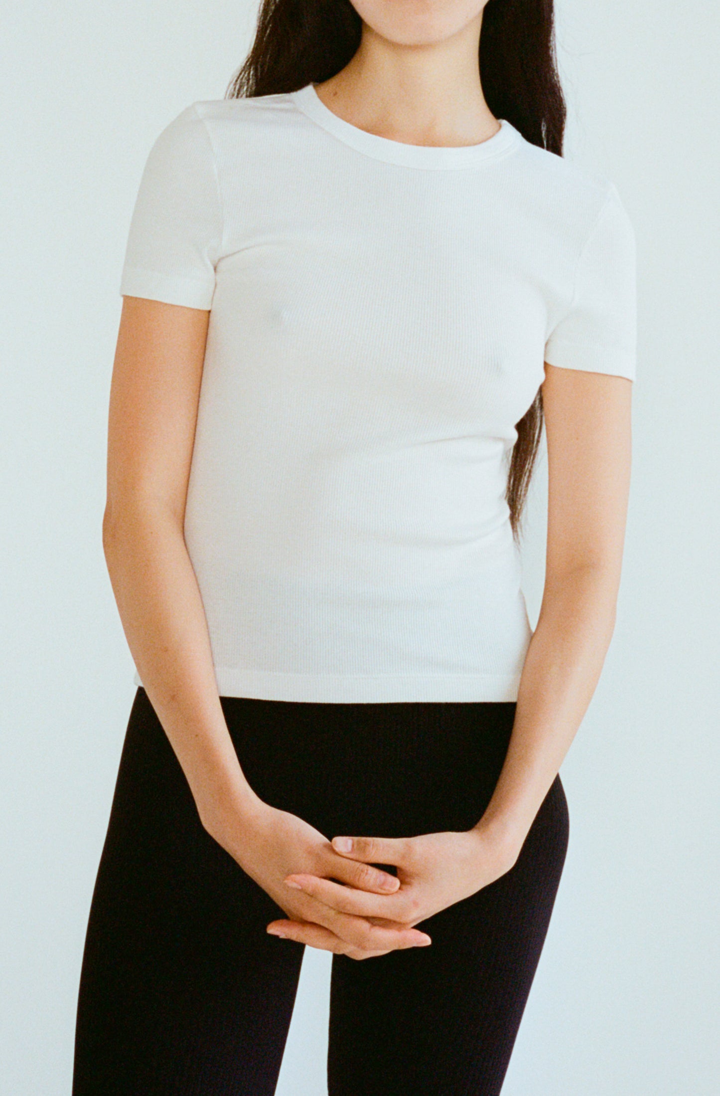 Le t-shirt à manches courtes blanc pour femme en coton côtelé bio OMEAR, vue portée de face