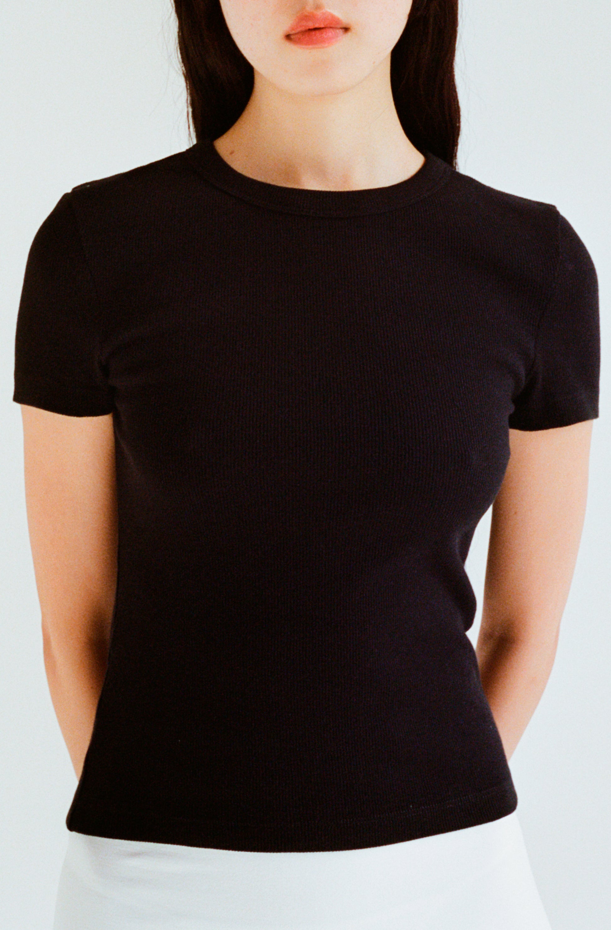 Le t-shirt à manches courtes noir pour femme en coton côtelé bio OMEAR, vue portée de face
