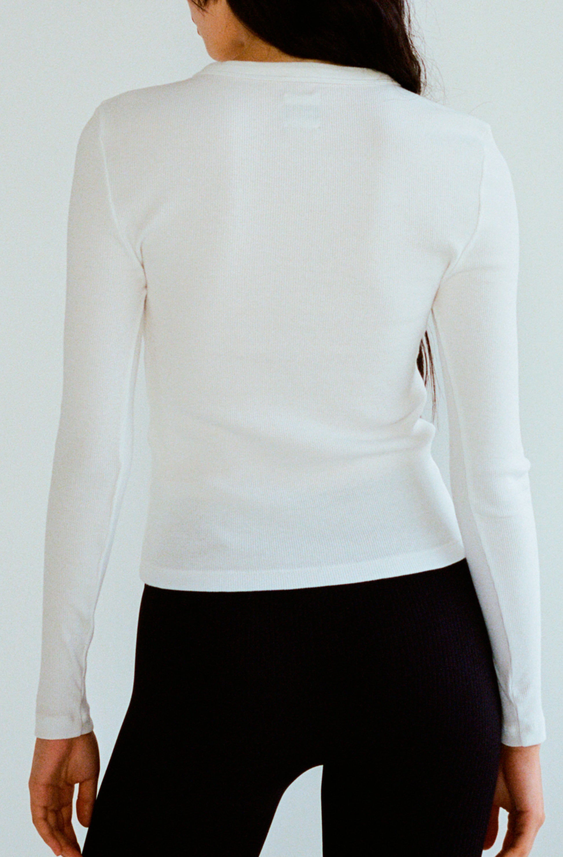 Le t-shirt à manches longues blanc pour femme en coton côtelé bio OMEAR, vue de dos