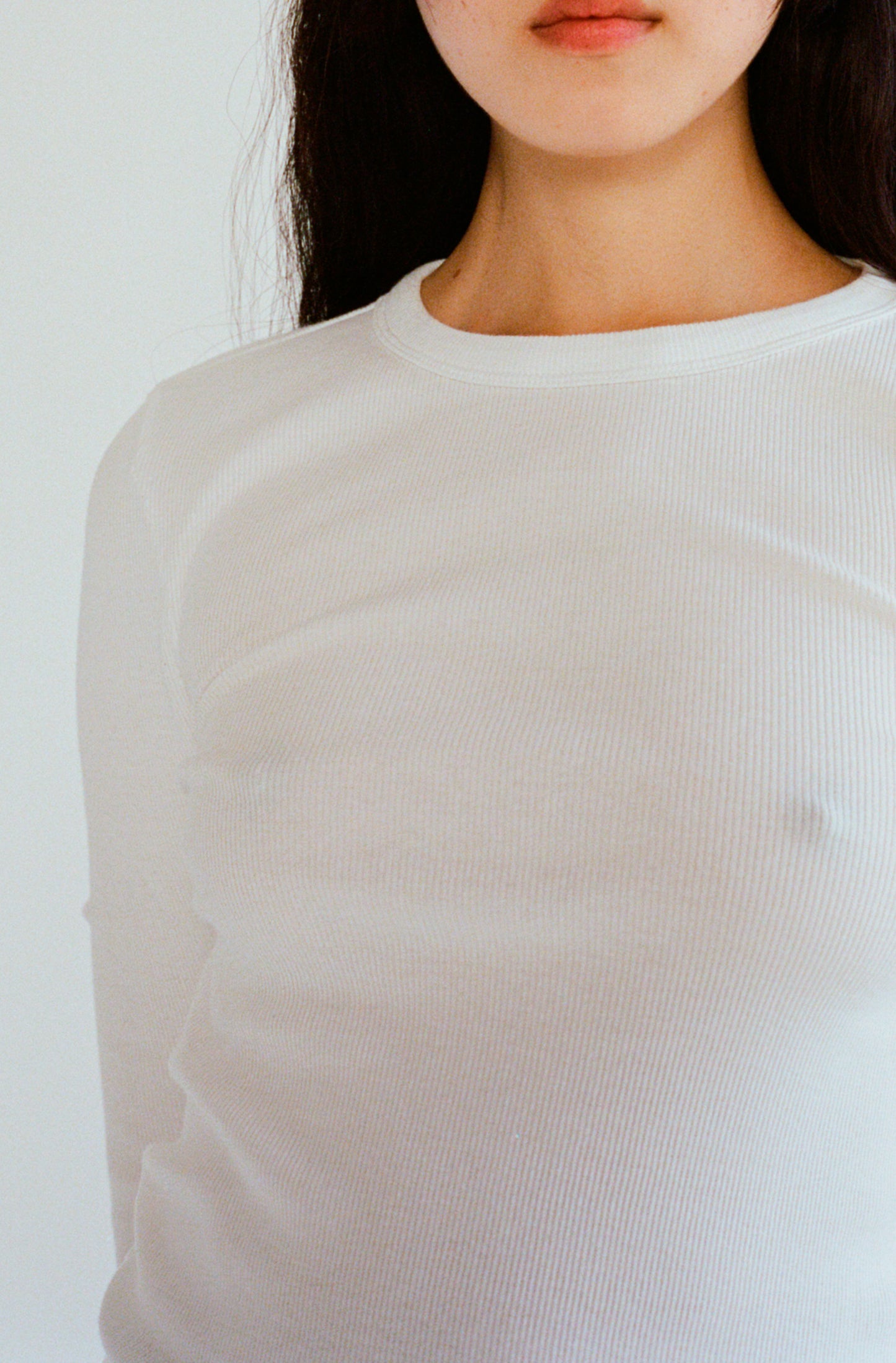 Le t-shirt à manches longues blanc pour femme en coton côtelé bio OMEAR, vue détaillée de face, encolure doublée