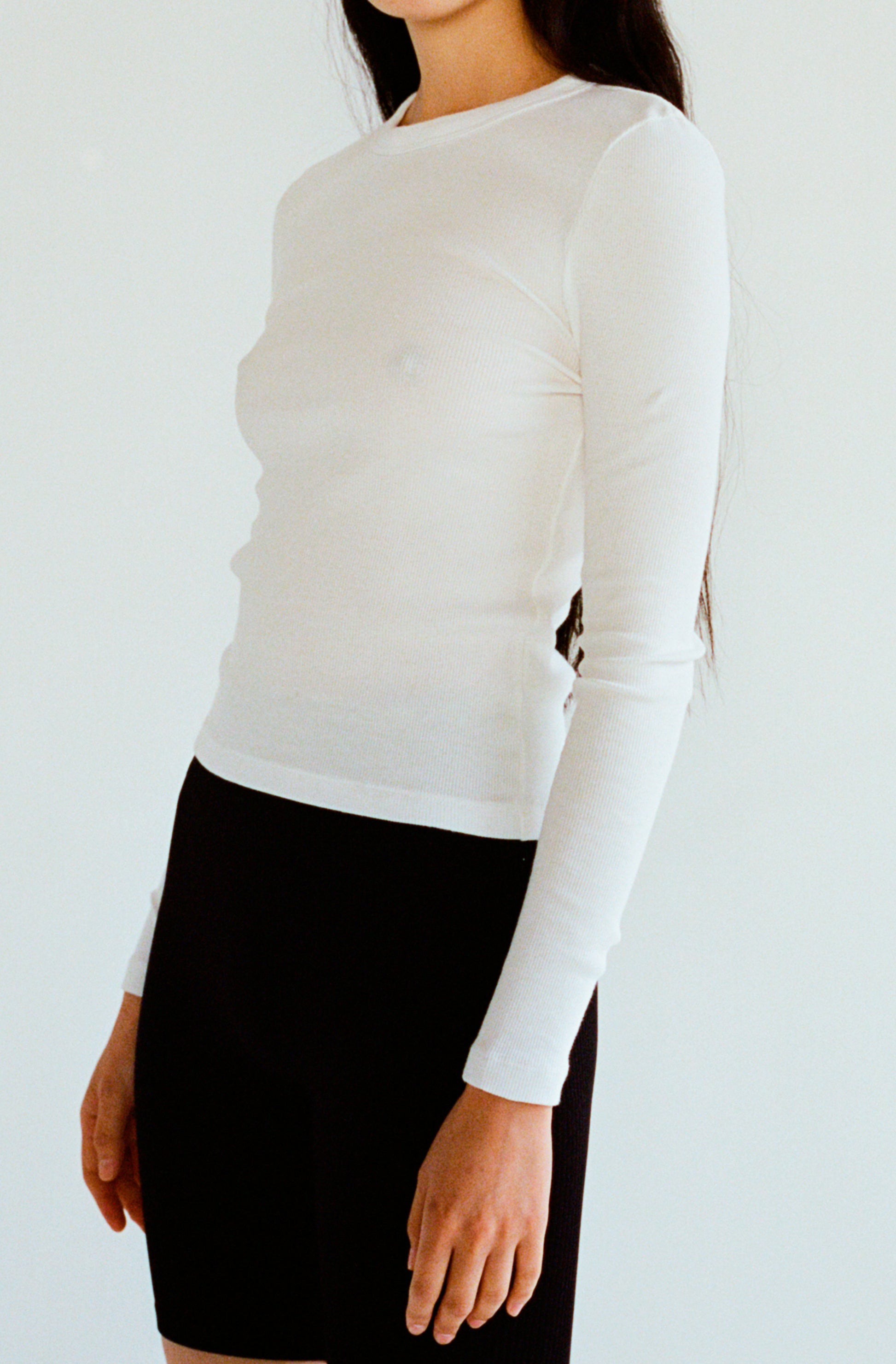 Le t-shirt à manches longues blanc pour femme en coton côtelé bio OMEAR, vue de trois-quarts face