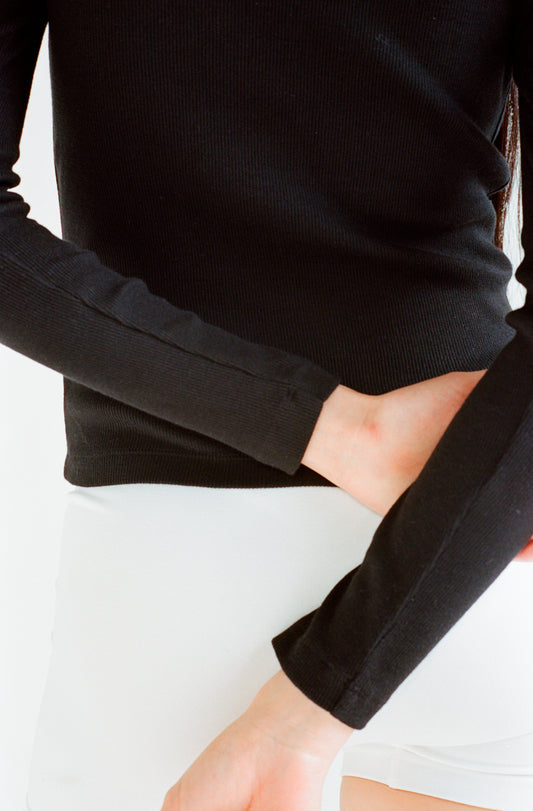 Le t-shirt à manches longues noir pour femme en coton côtelé bio OMEAR, vue de dos, détails des manches