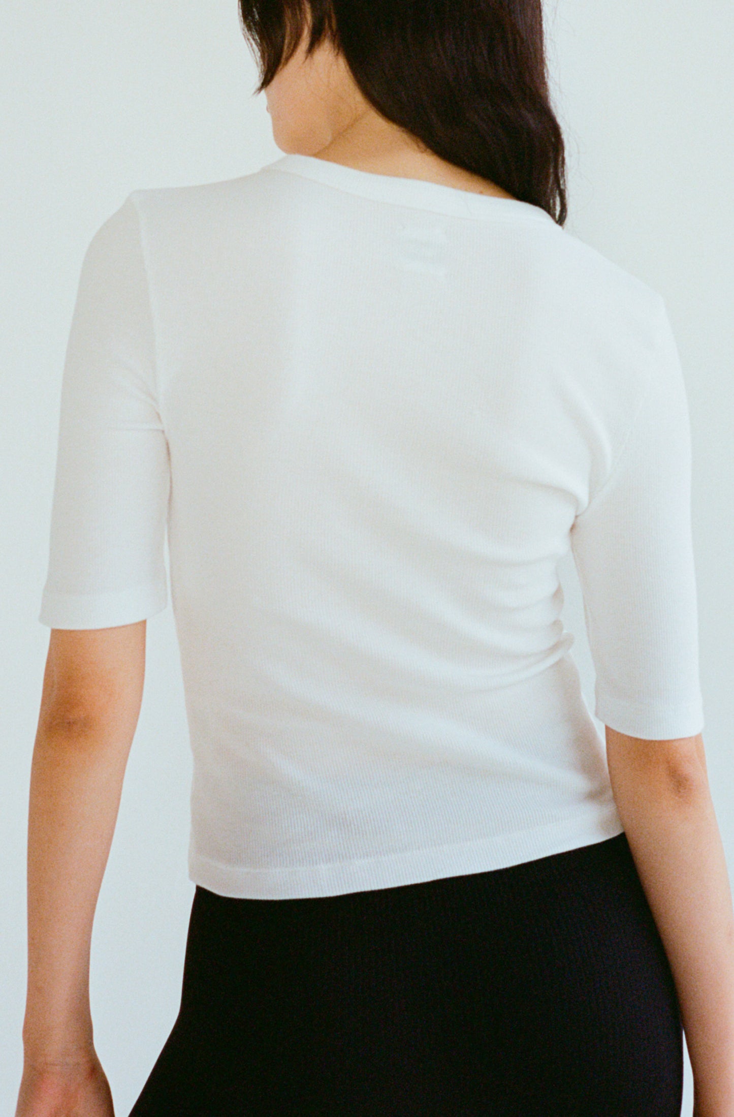 Le t-shirt blanc à manches 3/4 femme en coton côtelé biologique OMEAR, vue porté de dos