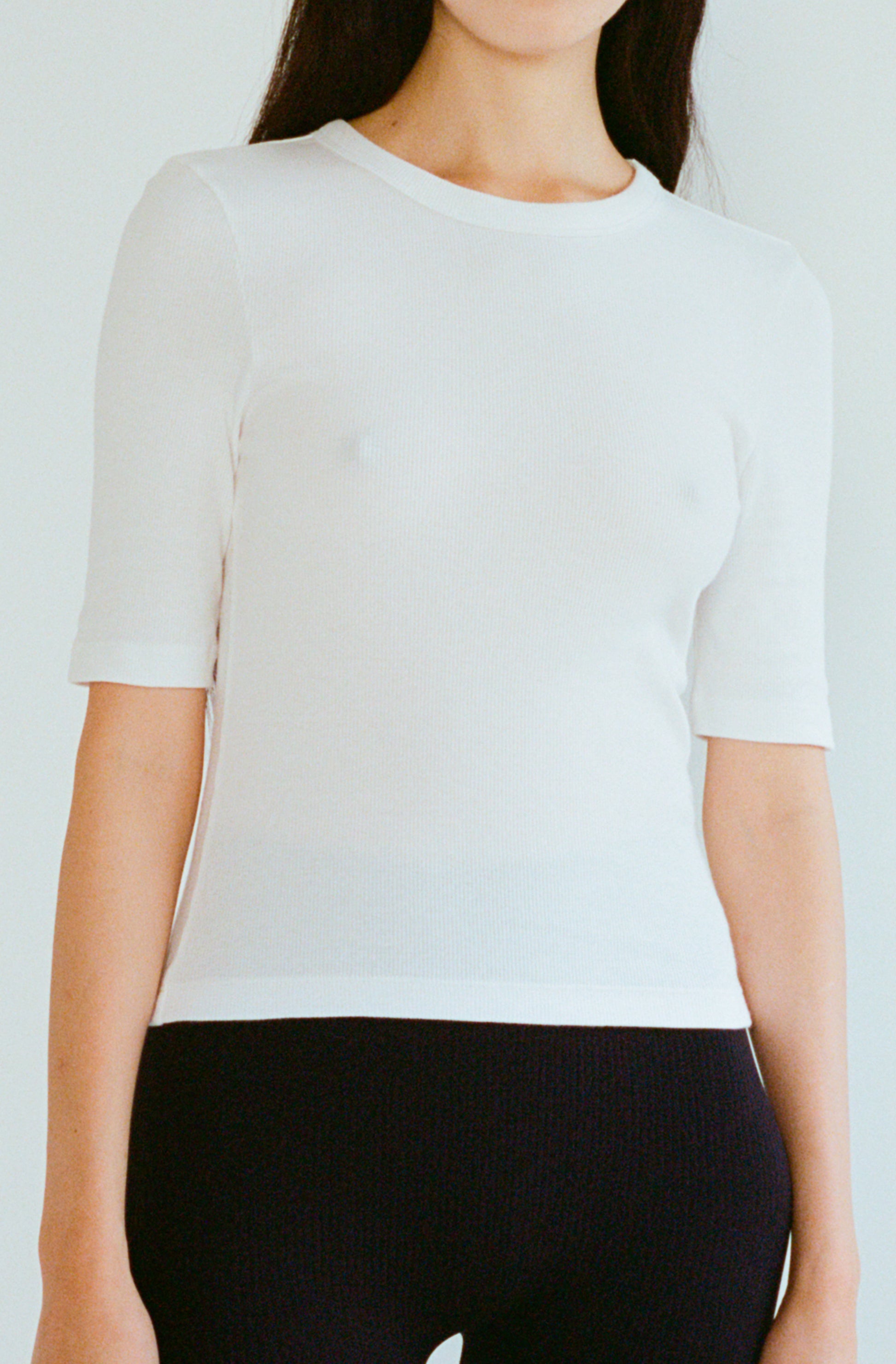 Le t-shirt blanc à manches 3/4 femme en coton côtelé biologique OMEAR, vue porté de face