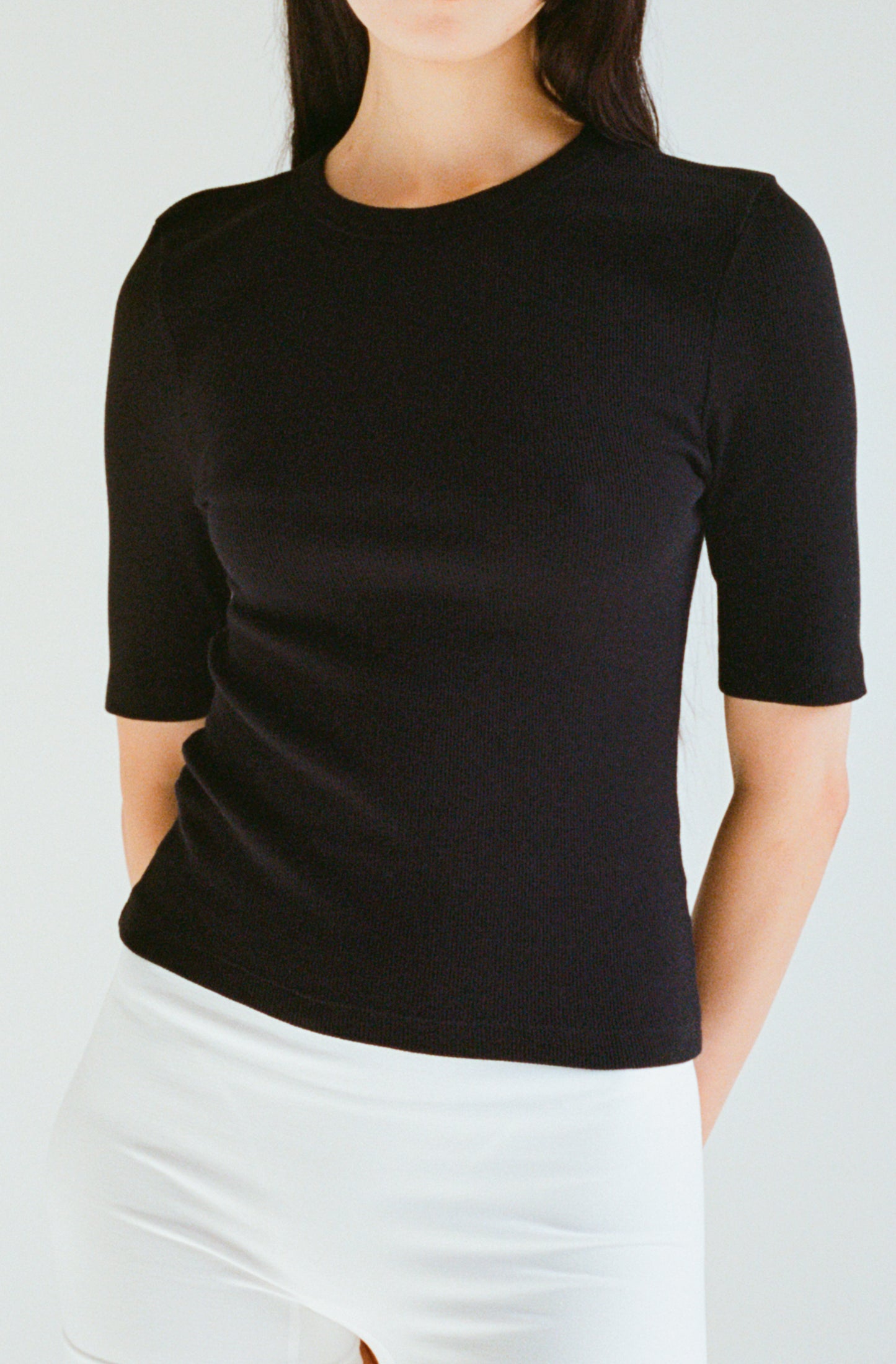 Le t-shirt noir à manches 3/4 femme en coton côtelé biologique OMEAR, vue porté de face